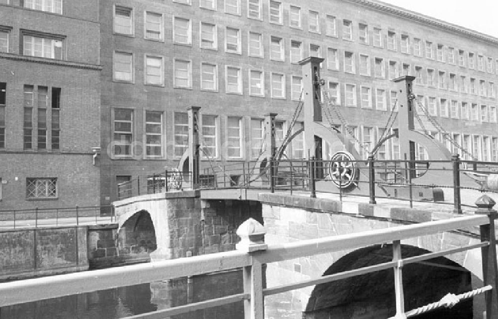 DDR-Fotoarchiv: Berlin - Mitte - Berlin - Mitte Jungfernbrücke Foto: Lenke Nr. 363