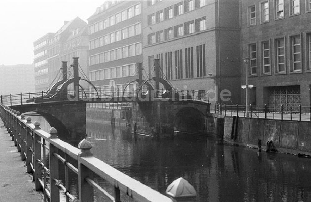 Berlin - Mitte: Berlin - Mitte Jungfernbrücke Foto: Lenke Nr. 363