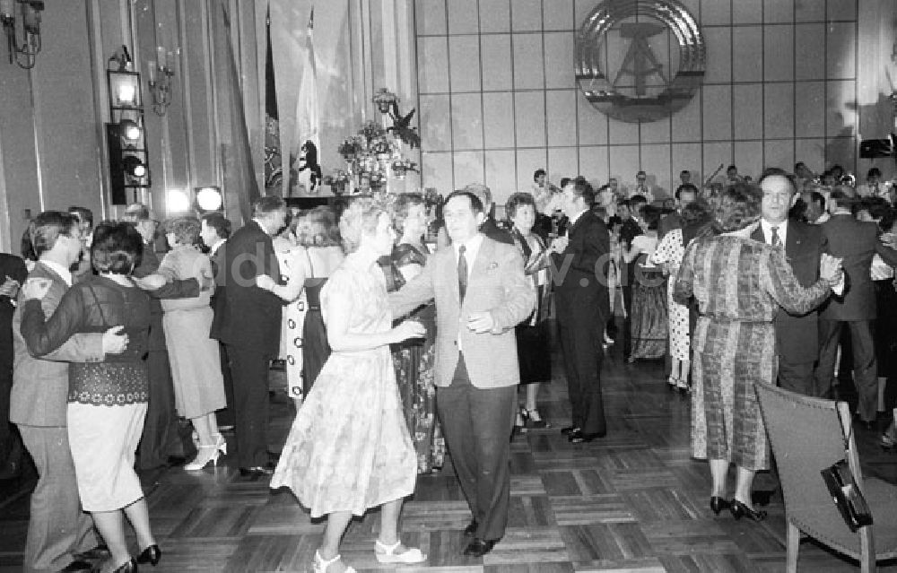 DDR-Bildarchiv: Berlin - Mitte - Berlin - Mitte 10. Pressefest - Presseball im Roten Rathaus Foto: Lenke Nr. 674