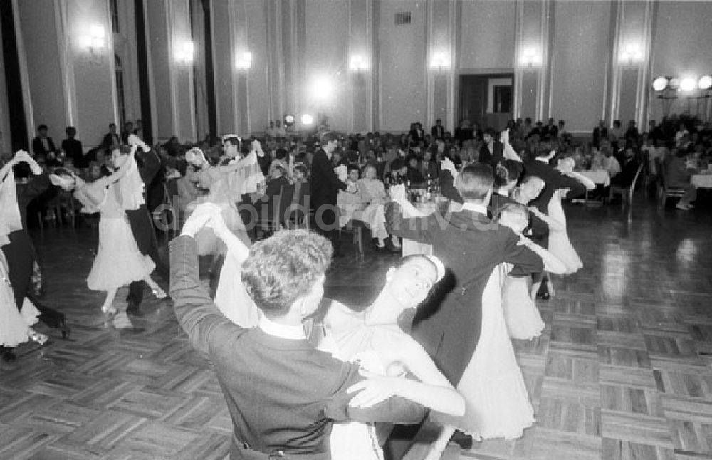 DDR-Bildarchiv: Berlin - Mitte - Berlin - Mitte 10. Pressefest - Presseball im Roten Rathaus Foto: Lenke Nr. 674