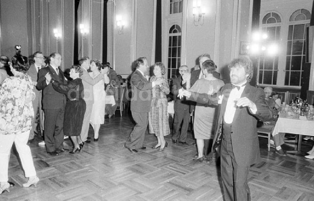 DDR-Fotoarchiv: Berlin - Mitte - Berlin - Mitte 10. Pressefest - Presseball im Roten Rathaus Foto: Lenke Nr. 674