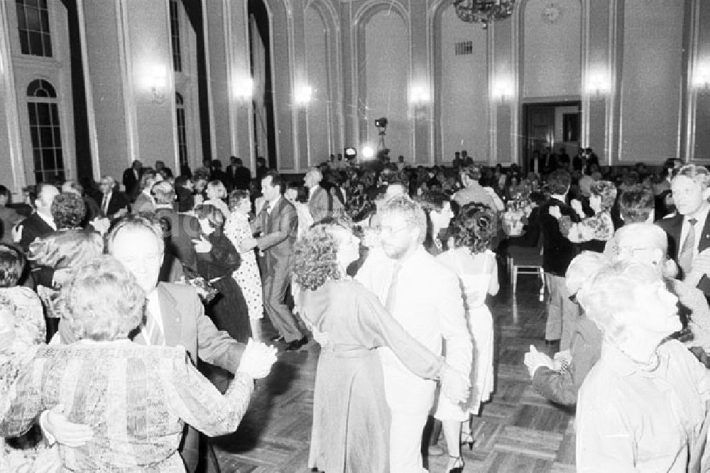 DDR-Bildarchiv: Berlin - Mitte - Berlin - Mitte 10. Pressefest - Presseball im Roten Rathaus Foto: Lenke Nr. 674