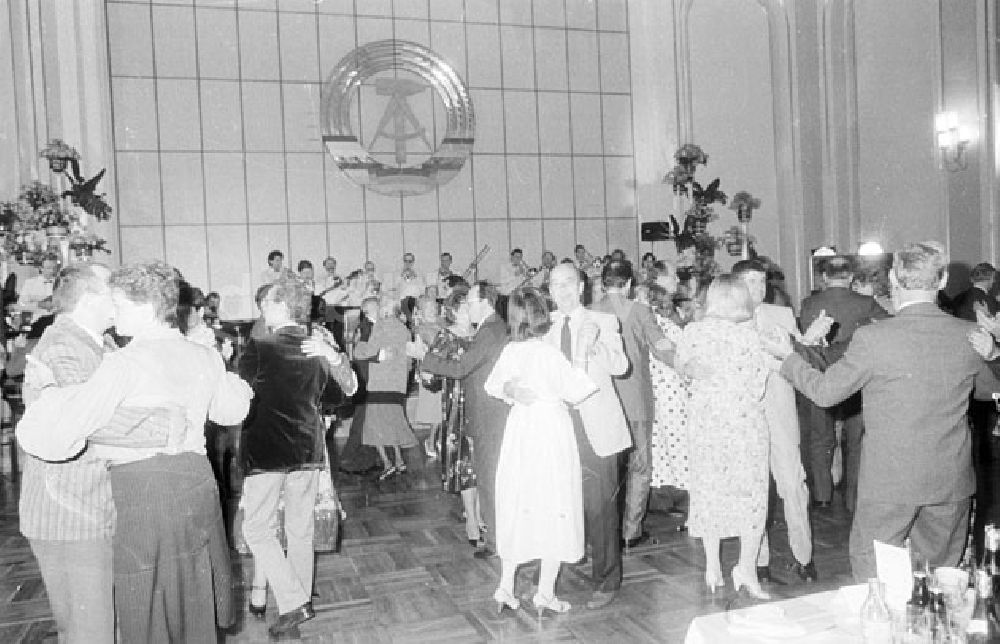 DDR-Fotoarchiv: Berlin - Mitte - Berlin - Mitte 10. Pressefest - Presseball im Roten Rathaus Foto: Lenke Nr. 674