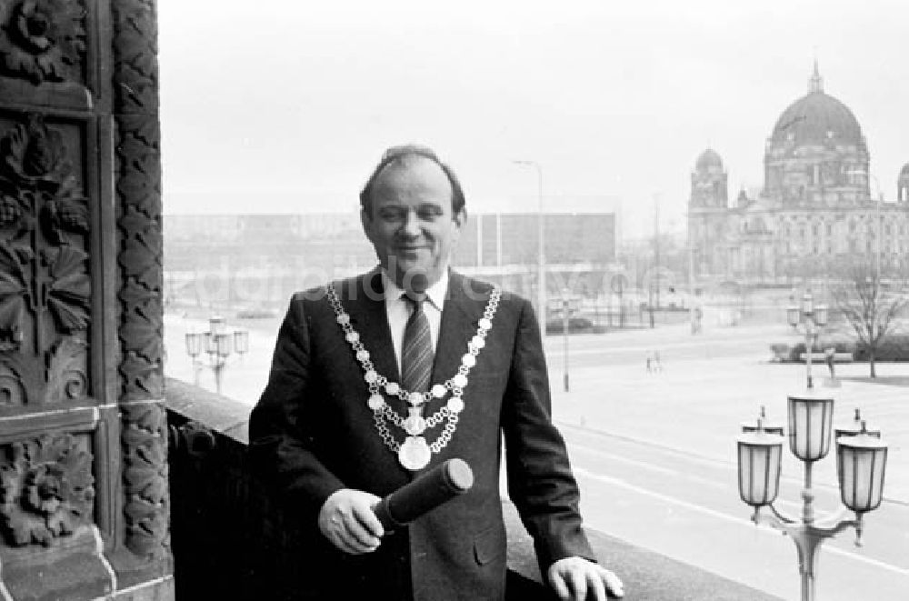 Berlin: 30.12.1986 Berlin: Oberbürgermeister Ehard Krack mit Amtskette.