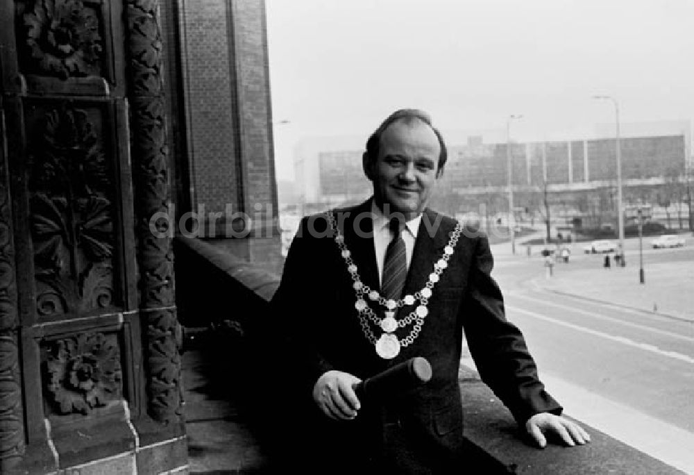 DDR-Bildarchiv: Berlin - 30.12.1986 Berlin: Oberbürgermeister Ehard Krack mit Amtskette.