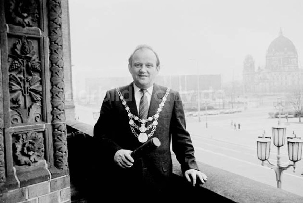 DDR-Fotoarchiv: Berlin - 30.12.1986 Berlin: Oberbürgermeister Ehard Krack mit Amtskette.