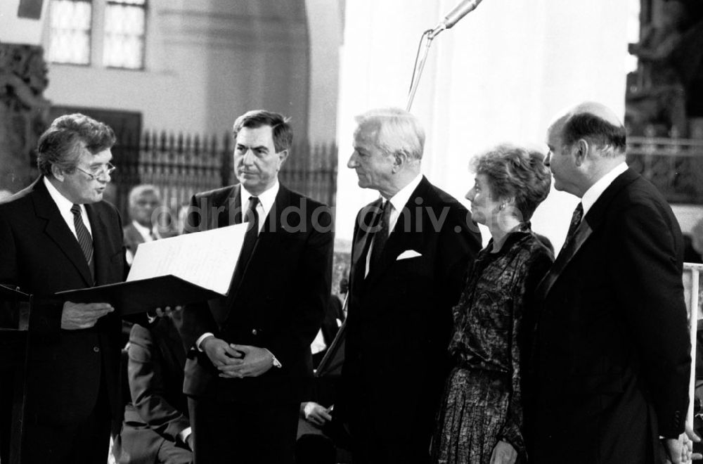 DDR-Fotoarchiv: Berlin - Berlin Richard von Weizsäcker, Ehrenbürger Berlins 29.06.90 Foto: ND/Lange Umschlagnummer: 0871