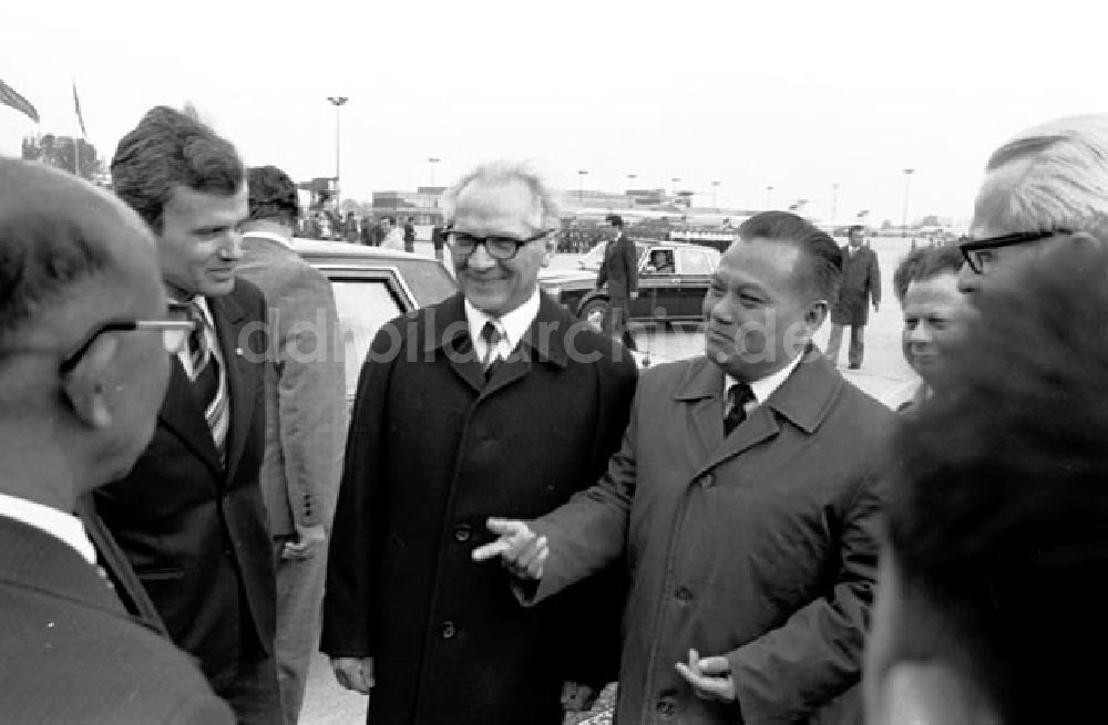 DDR-Fotoarchiv: Berlin - Berlin: Staatsbesuch des laotischen Präsidenten Kaysone Phomvihane Ankunft in Schönefeld 1