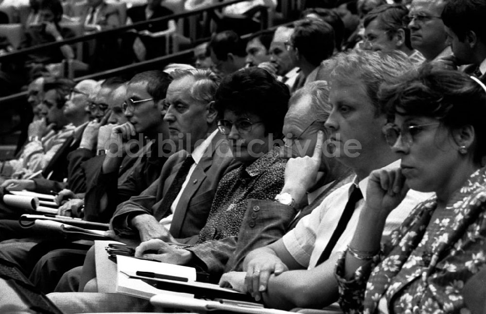 DDR-Bildarchiv: Berlin-Mitte - Berliner Bestarbeiterkonferenz im PdR 13.09.89 Foto:Grahn Umschlag 1055