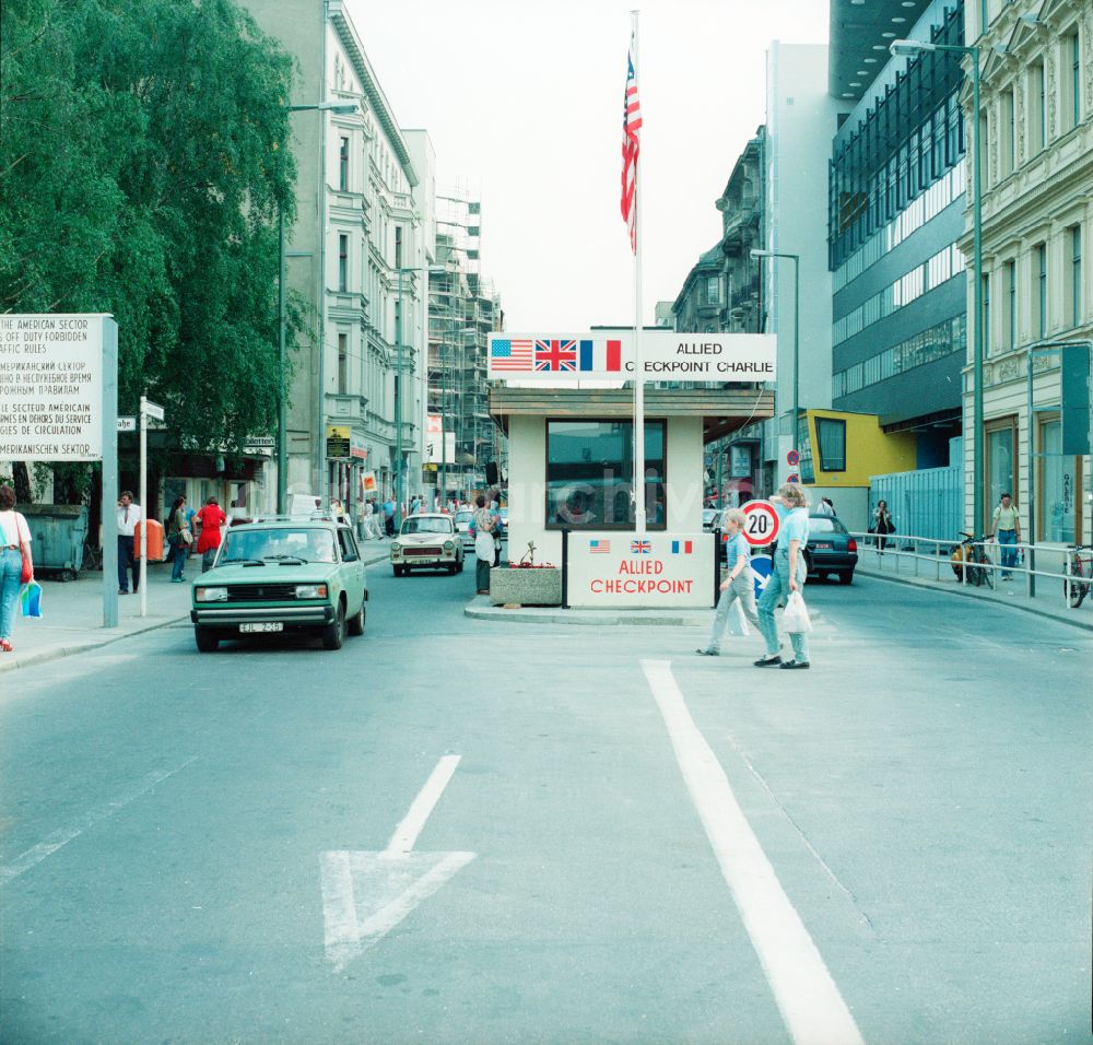 DDR-Fotoarchiv: Berlin - Berliner Grenzübergang Checkpoint Charlie in Berlin