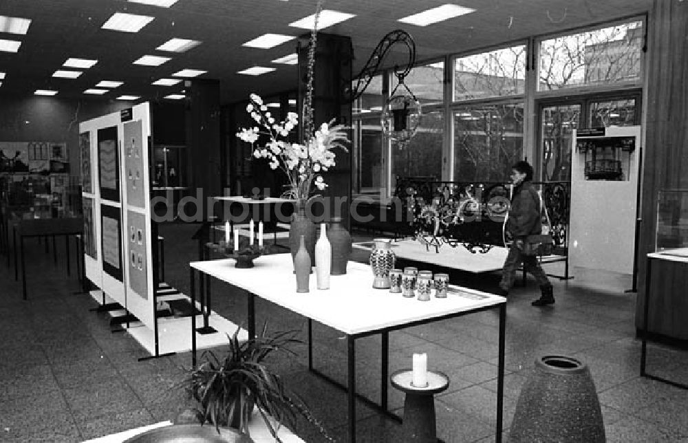 Berlin: Berliner Kunsthandwerk in der Stadtbibliothek in Berlin Umschlagnr.: 1317 Foto: Bonitz