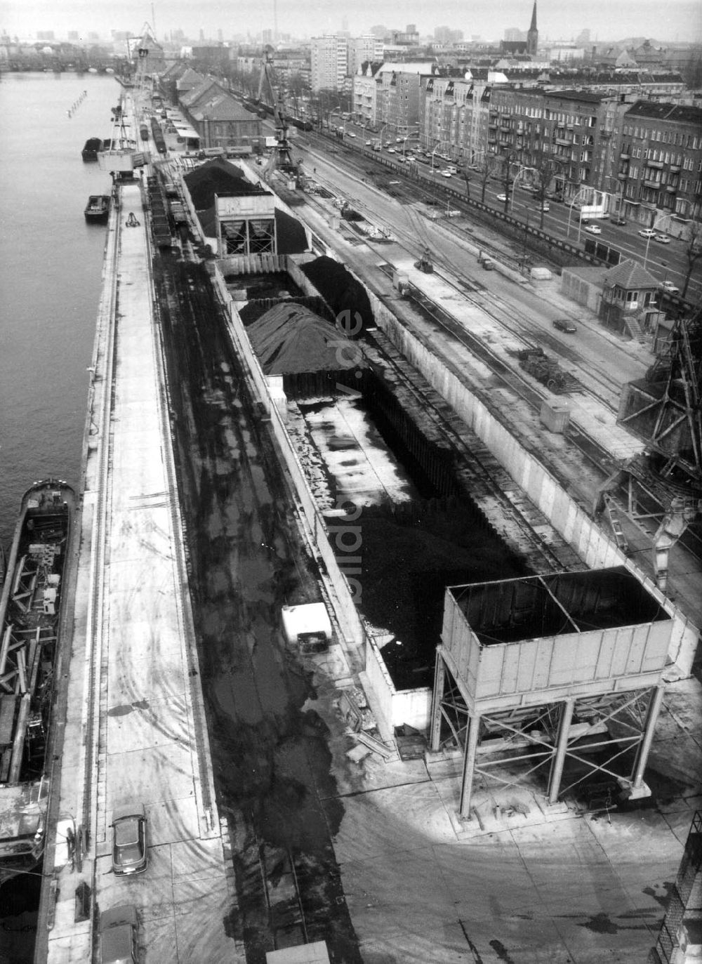 DDR-Fotoarchiv: Berlin - Berliner Osthafen, Umschlaghafen der Berliner Hafen- und Lagerhaus-Betriebe 08.04.1992