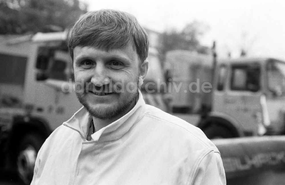 DDR-Fotoarchiv: Berlin - Berliner Straßenwinterdienst Bernd Dietrich 27.10.92 Foto: ND/Lange Umschlagnummer: 1184