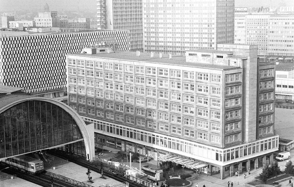 DDR-Bildarchiv: Berlin - Berolina Haus Berlin Alex und Baustelle Spandauer Strasse 04.02.1993