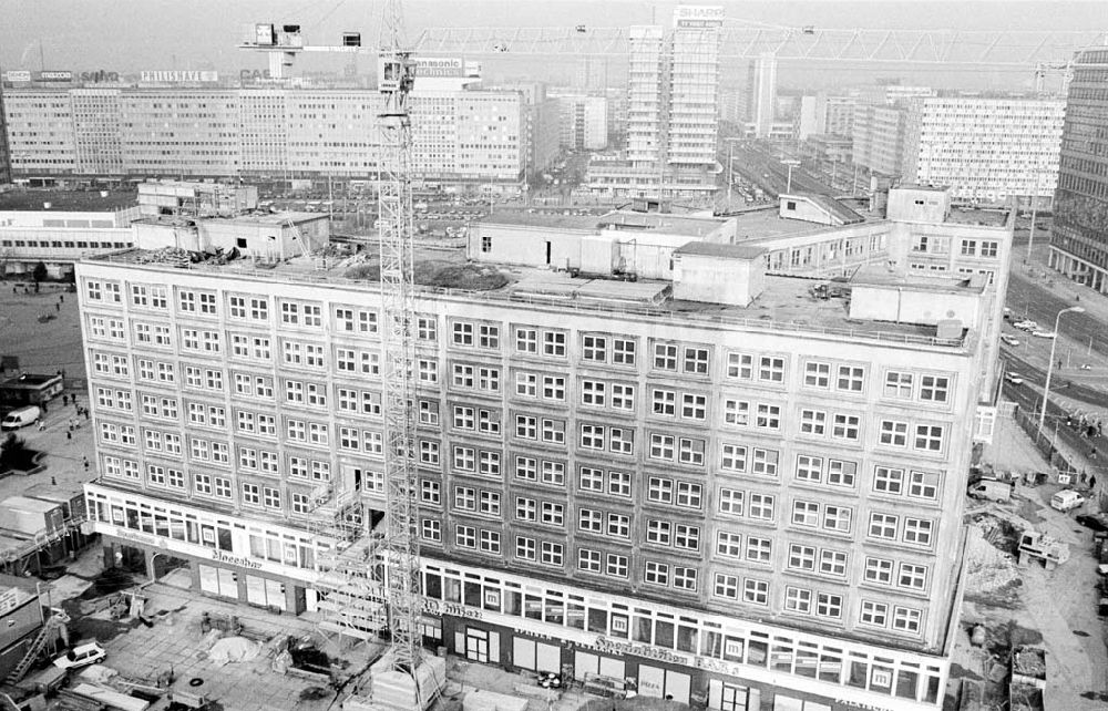 DDR-Fotoarchiv: Berlin - Berolina Haus Berlin Alex und Baustelle Spandauer Strasse 04.02.1993