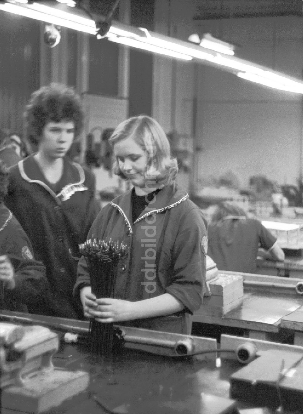 DDR-Fotoarchiv: Berlin - Berufsausbildung in der Berufsschule des VEB Elektro-Apparate-Werke in Berlin in der DDR