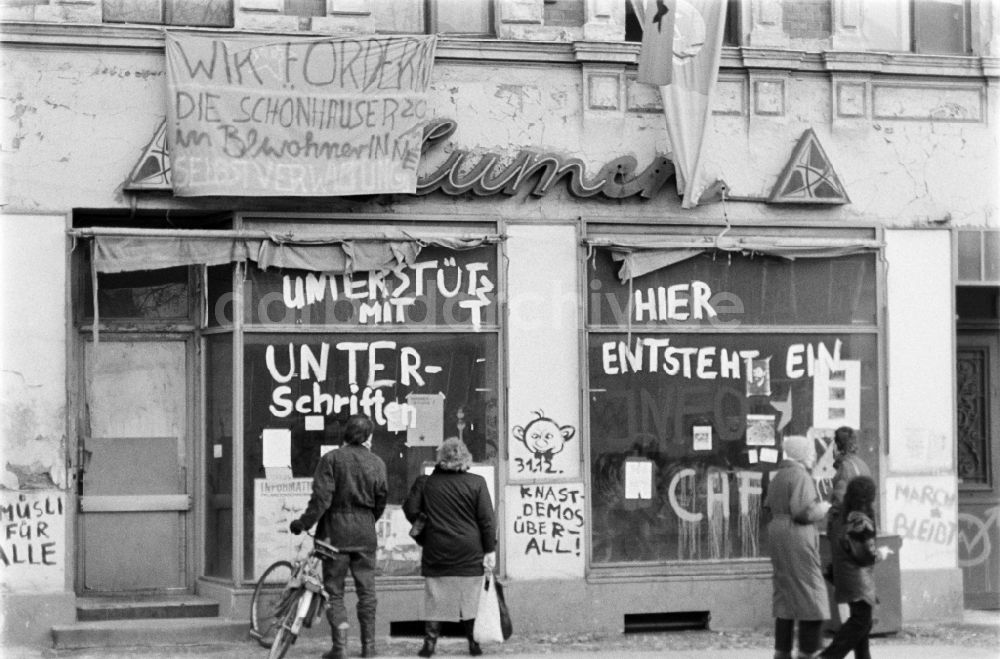 DDR-Bildarchiv: Berlin - Besetzerhaus Schönhauser Allee 20 im Ortsteil Prenzlauer Berg in Berlin in der DDR