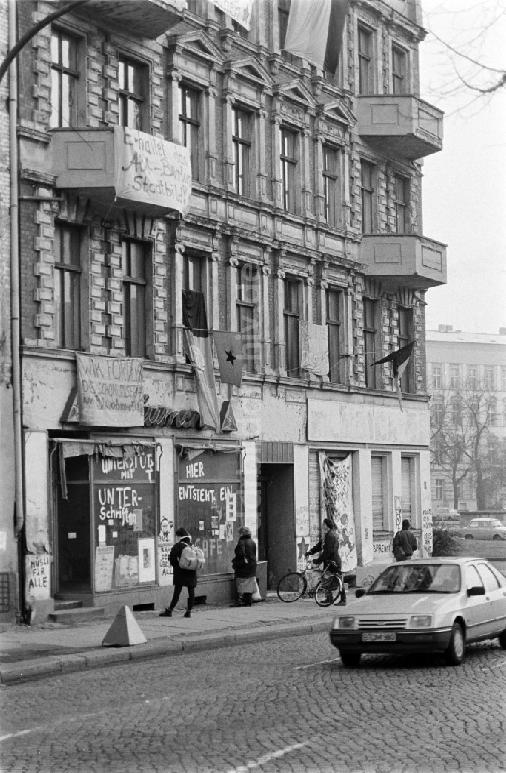 DDR-Bildarchiv: Berlin - Besetzerhaus Schönhauser Allee 20 im Ortsteil Prenzlauer Berg in Berlin in der DDR