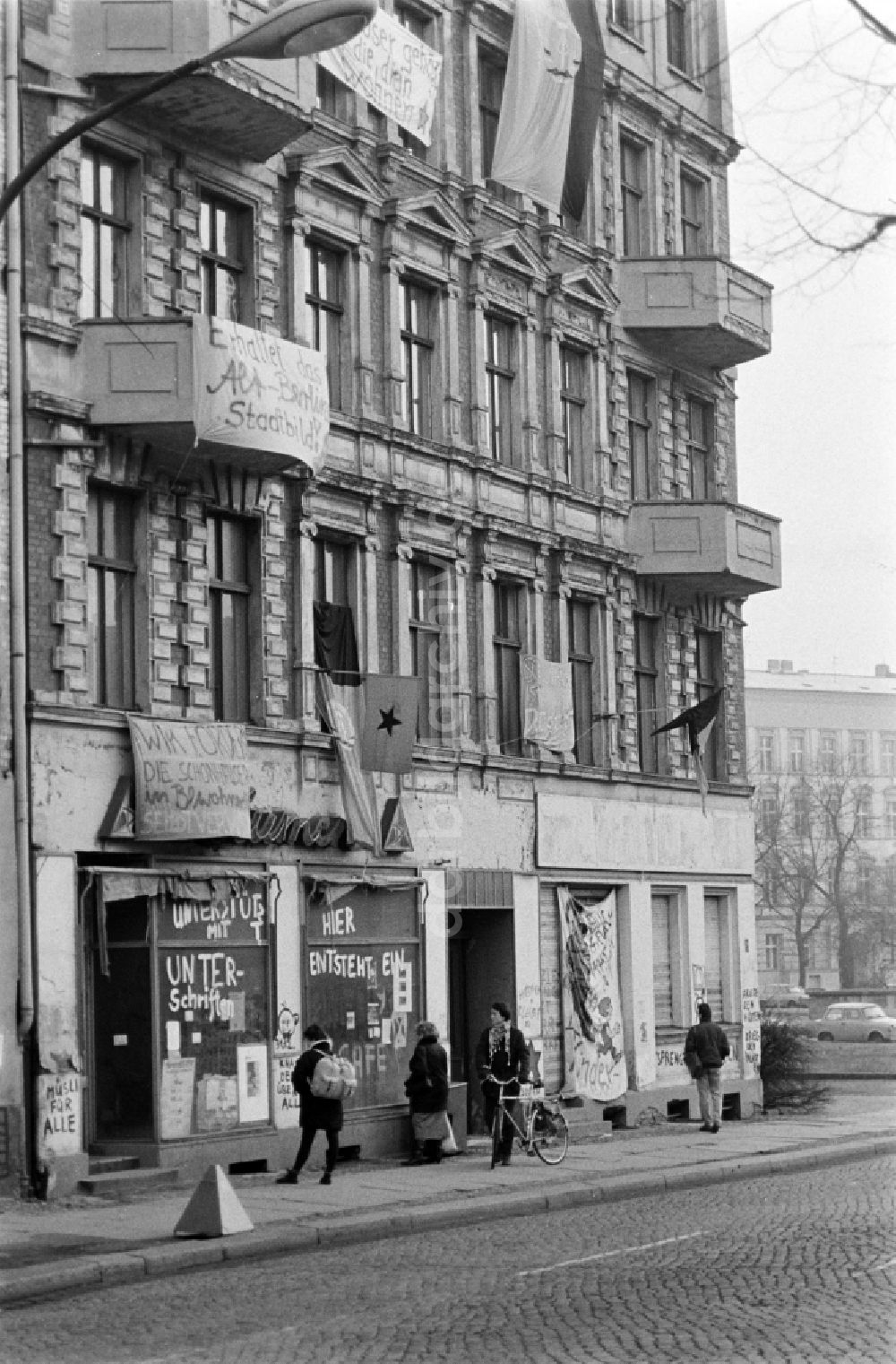 DDR-Fotoarchiv: Berlin - Besetzerhaus Schönhauser Allee 20 im Ortsteil Prenzlauer Berg in Berlin in der DDR