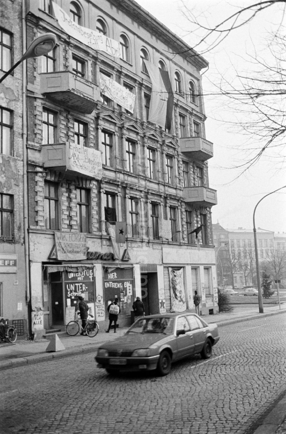 DDR-Bildarchiv: Berlin - Besetzerhaus Schönhauser Allee 20 im Ortsteil Prenzlauer Berg in Berlin in der DDR