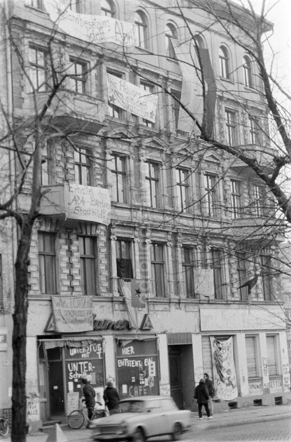 DDR-Fotoarchiv: Berlin - Besetzerhaus Schönhauser Allee 20 im Ortsteil Prenzlauer Berg in Berlin in der DDR