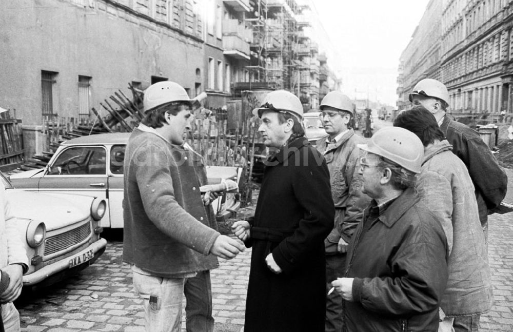 Berlin-Prenzlauer Berg: Besuch des Bauministers im Reko-Gebiet Prenzlauer Berg / Husemannstraße 28.11.89 Foto:Grahn Umschlagnummer: 1422