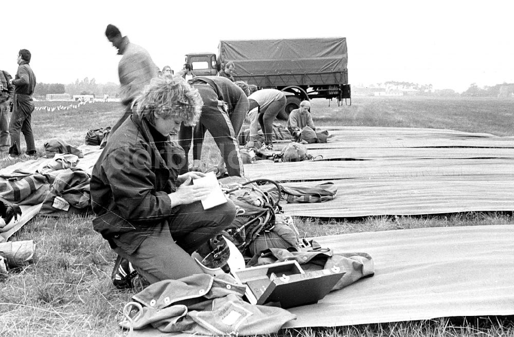 Ddr Bildarchiv Trebbin Besucher Des Flugtages Auf Dem Flugplatz Sch Nhagen In Trebbin In