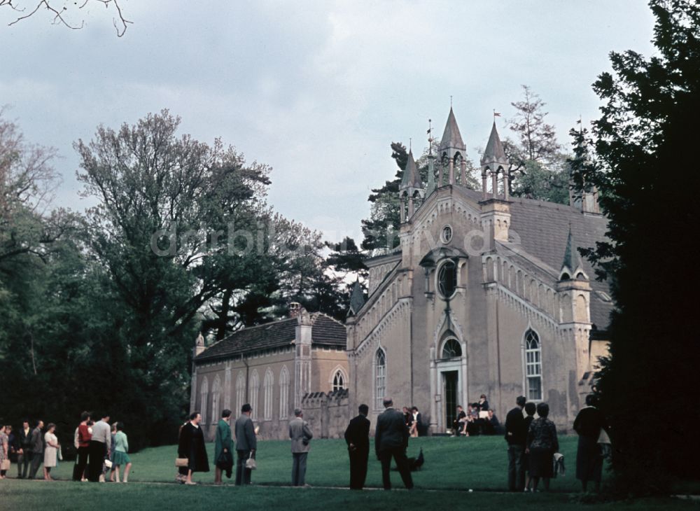 DDR-Fotoarchiv: Oranienbaum-Wörlitz - Besucher vor dem Gotischen Haus im Wörlitzer Park in Oranienbaum-Wörlitz in der DDR