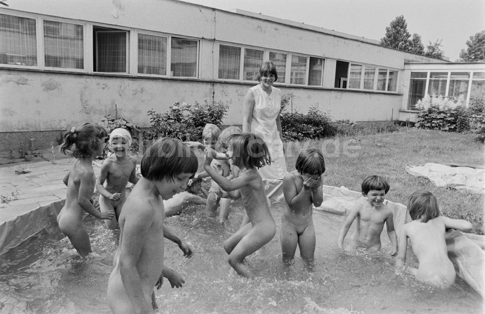 DDR-Fotoarchiv: Berlin - Betreuung einer Kindergartengruppe beim Planschen in einem Wasser- Bassin in Berlin in der DDR