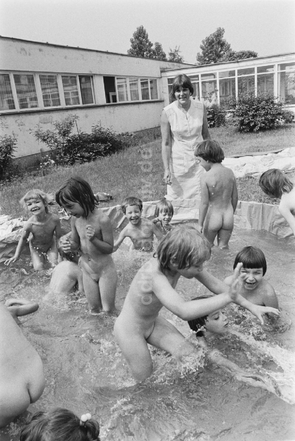 DDR-Bildarchiv: Berlin - Betreuung einer Kindergartengruppe beim Planschen in einem Wasser- Bassin in Berlin in der DDR