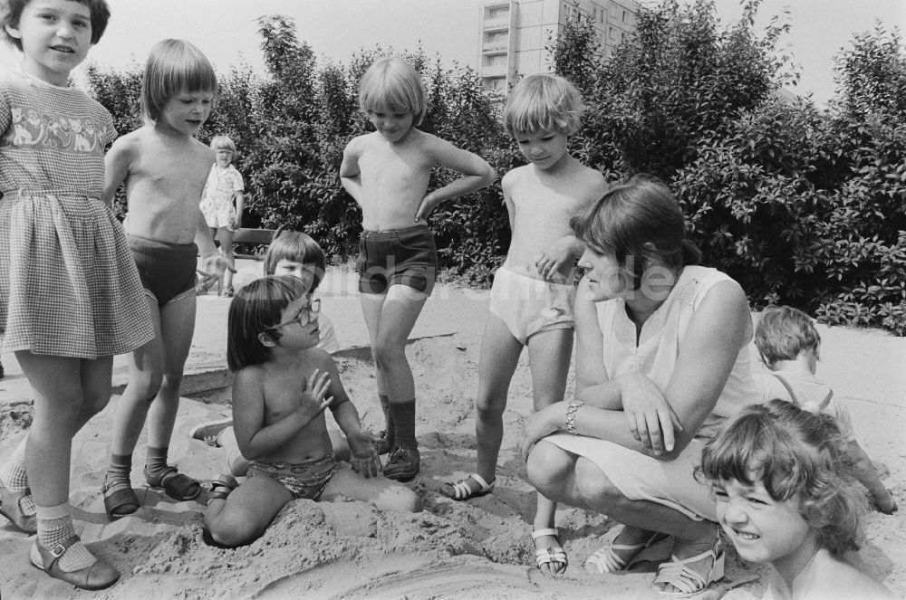 Berlin: Betreuung einer Kindergartengruppe in Berlin in der DDR