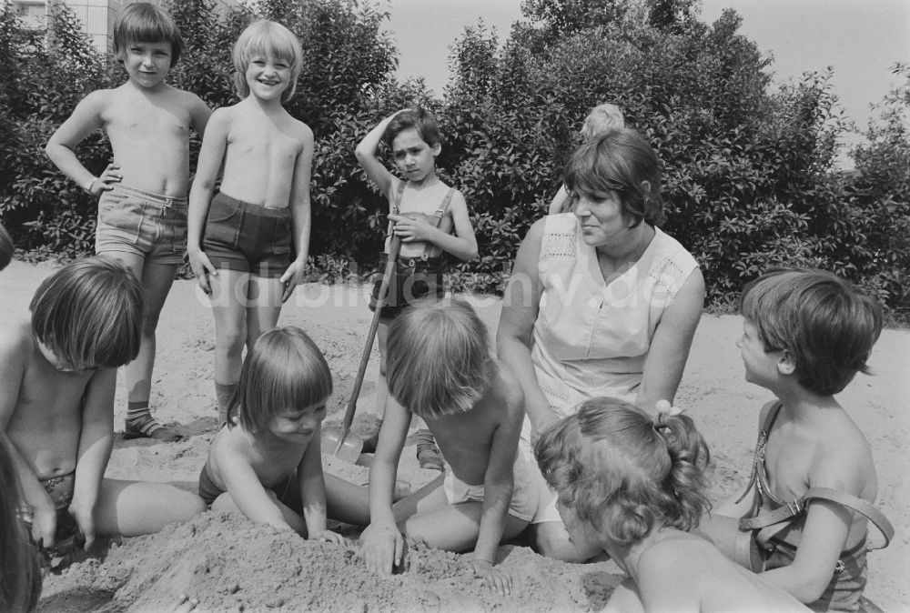 DDR-Bildarchiv: Berlin - Betreuung einer Kindergartengruppe in Berlin in der DDR