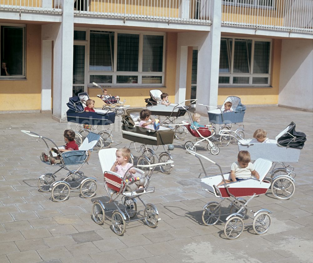 DDR-Bildarchiv: Berlin - Betreuung einer Kindergartengruppe in Berlin in der DDR