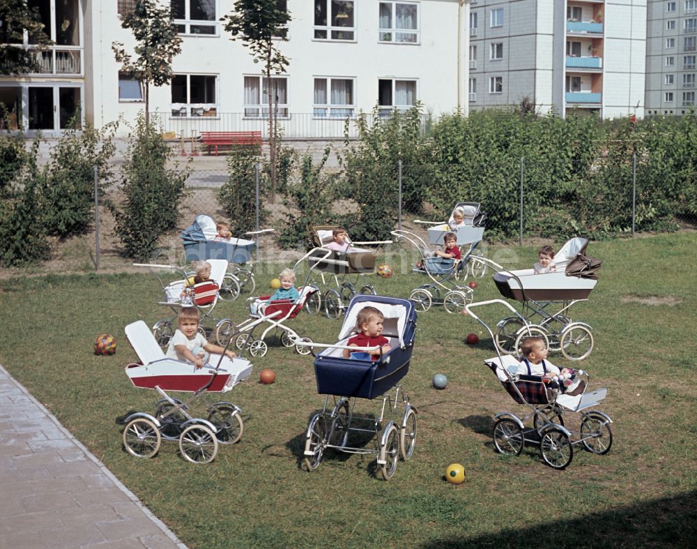 DDR-Fotoarchiv: Berlin - Betreuung einer Kindergartengruppe in Berlin in der DDR