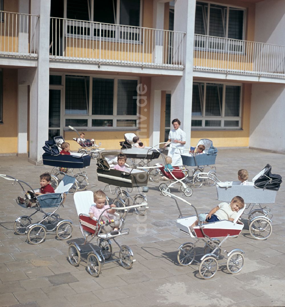 Berlin: Betreuung einer Kindergartengruppe in Berlin in der DDR