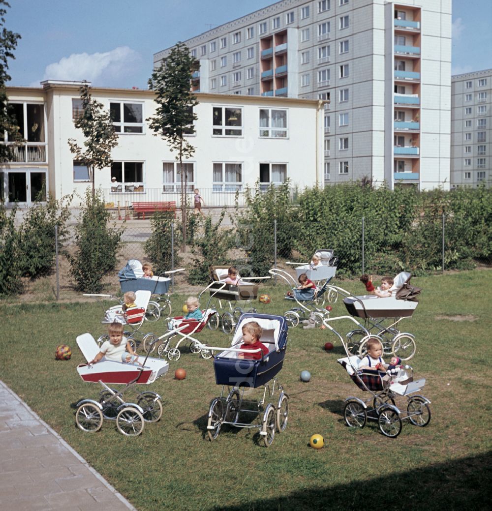 DDR-Bildarchiv: Berlin - Betreuung einer Kindergartengruppe in Berlin in der DDR