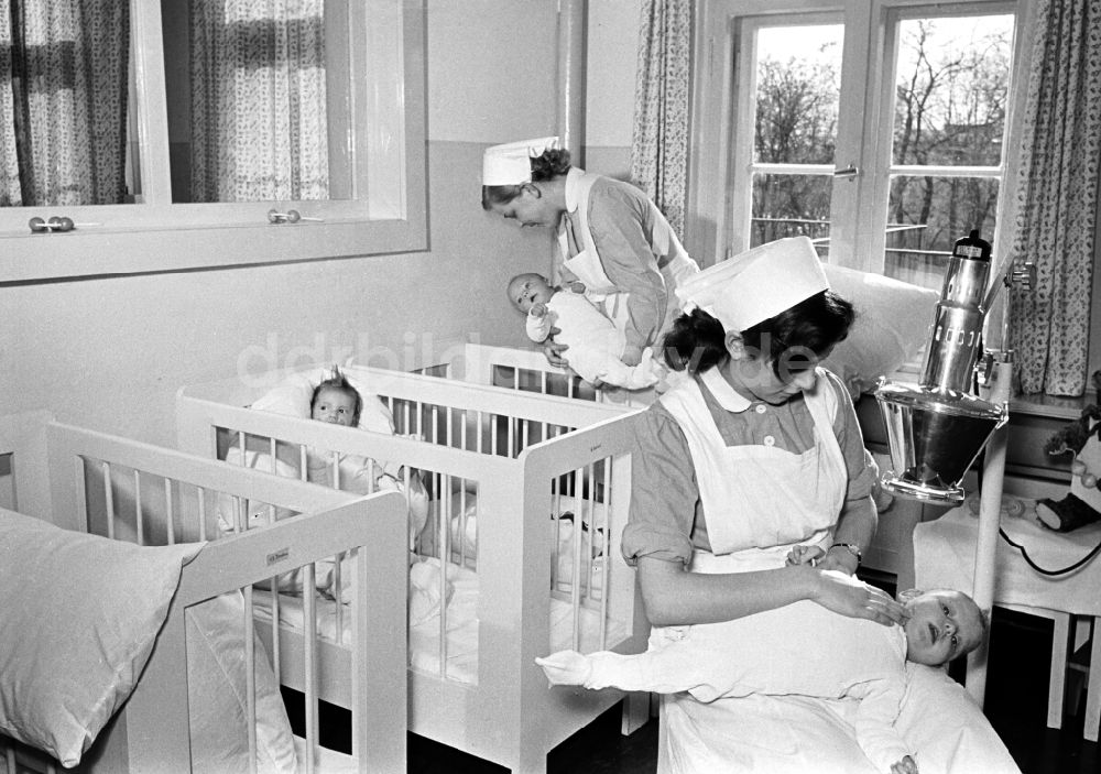 DDR-Fotoarchiv: Berlin - Betreuung von Säuglingen im Kinderwohnheim des VEB Kabelwerk Oberspree (KWO) im Ortsteil Öberschöneweide in Berlin in der DDR