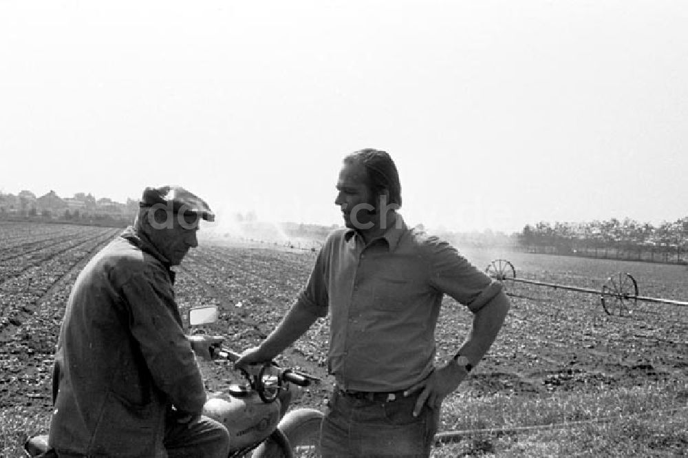 Historique : Motos des coopératives agricoles en RDA Ddr-fotos-bewaesserungsanlage-einem-feld-lpg-mai-berlin-wartenberg-41078