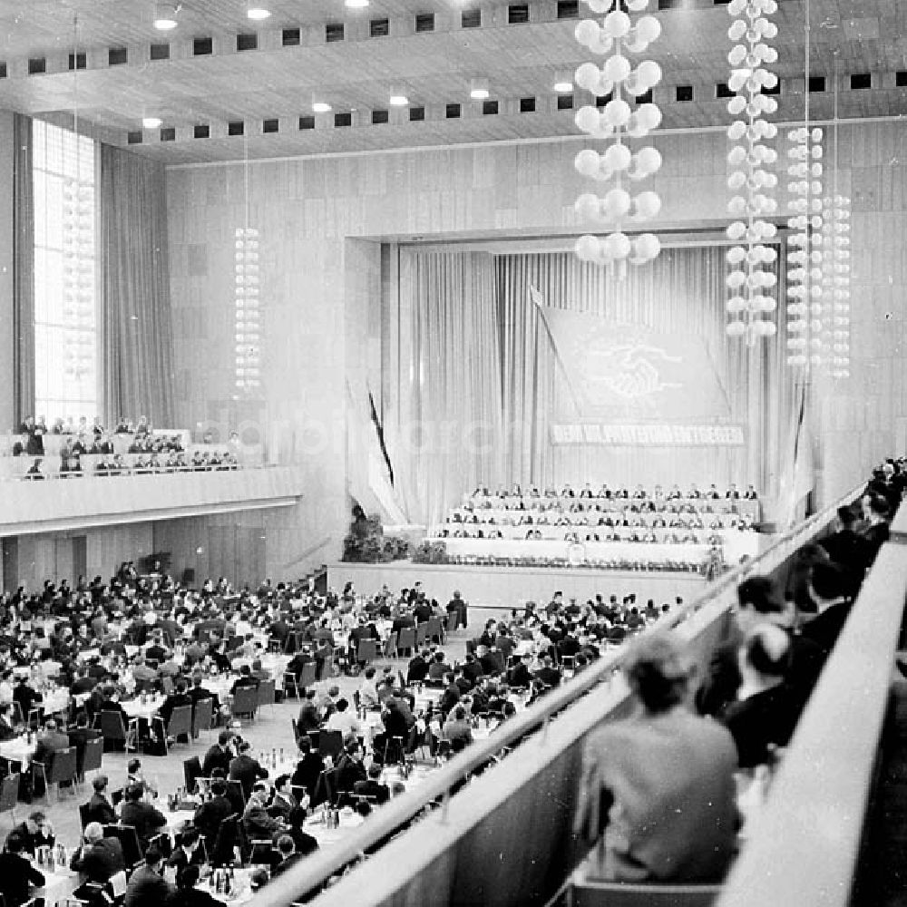 DDR-Fotoarchiv: Magdeburg / Sachsen-Anhalt - Bezirksdelegiertenkonferenz in Magdeburg (Sachsen-Anhalt) Foto: Barth Umschlagnr.: 1208