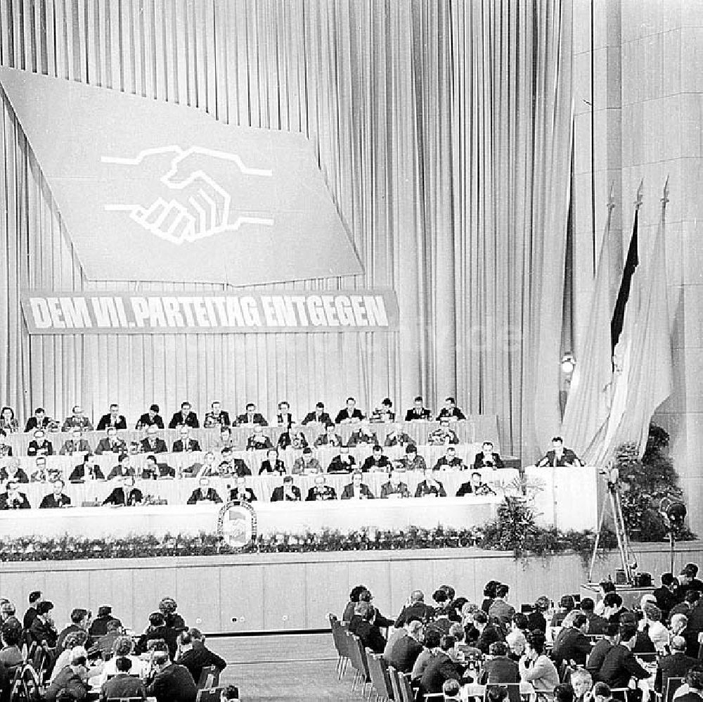 DDR-Bildarchiv: Magdeburg / Sachsen-Anhalt - Bezirksdelegiertenkonferenz in Magdeburg (Sachsen-Anhalt) Foto: Barth Umschlagnr.: 1208