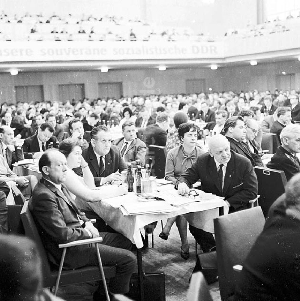 DDR-Bildarchiv: Magdeburg / Sachsen-Anhalt - Bezirksdelegiertenkonferenz in Magdeburg (Sachsen-Anhalt) Foto: Barth Umschlagnr.: 1208