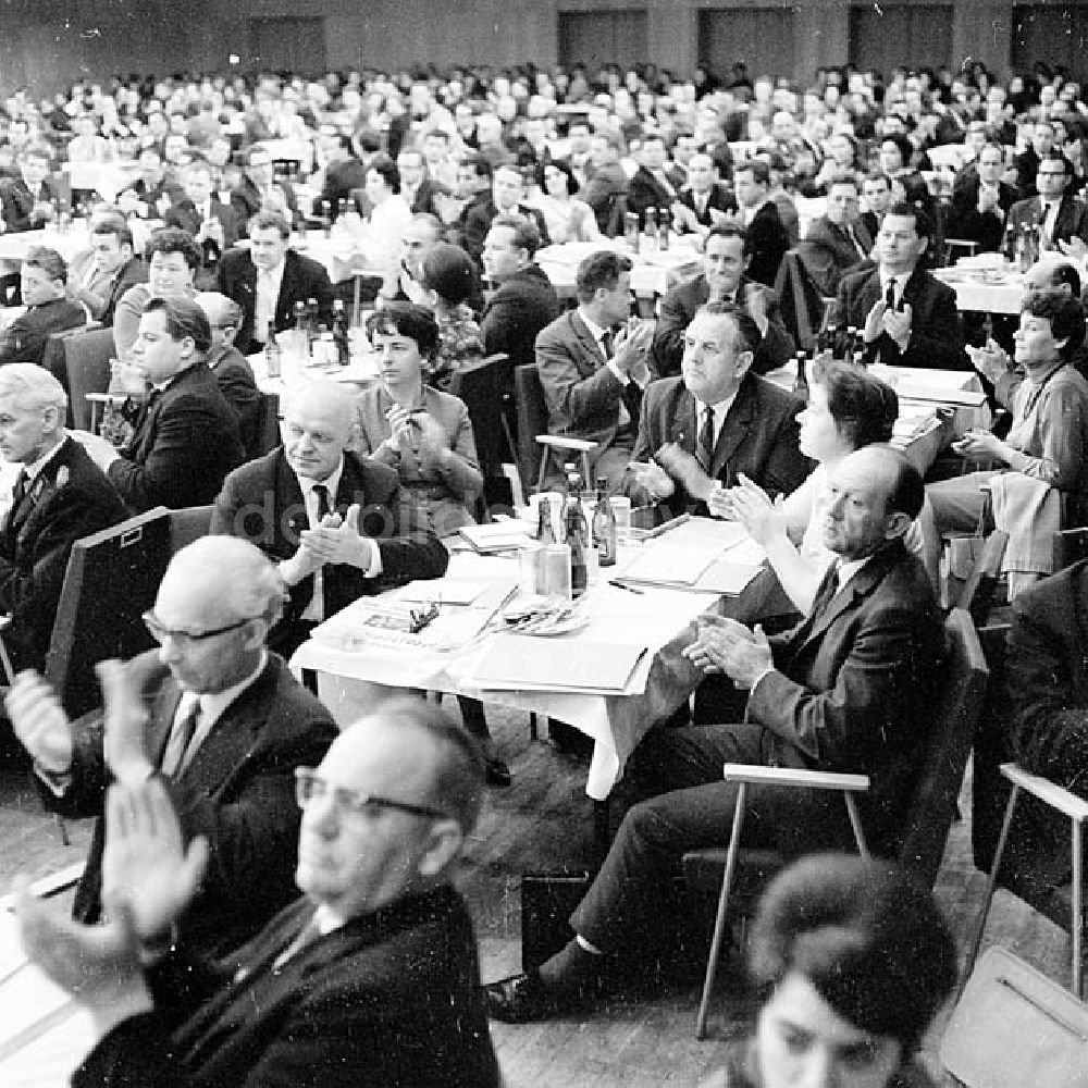 DDR-Fotoarchiv: Magdeburg / Sachsen-Anhalt - Bezirksdelegiertenkonferenz in Magdeburg (Sachsen-Anhalt) Foto: Barth Umschlagnr.: 1208