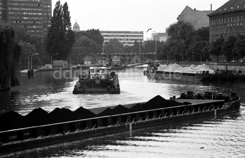 Berlin-Mitte: Binnenschiffahrt Jannowitzbrücke 26.07.89 Foto: ND/Grahn Umschlagnummer: 0887