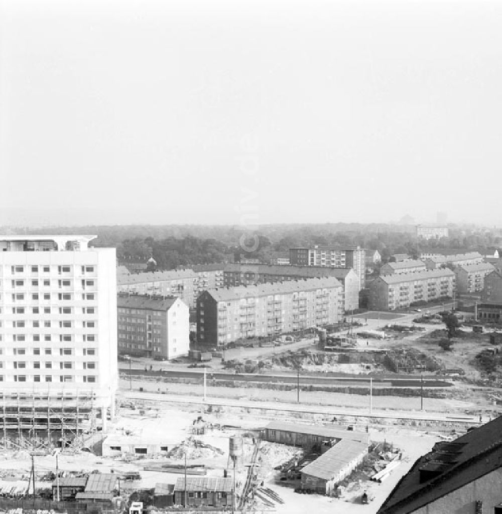 DDR-Bildarchiv: Dresden - Blick auf die Baustelle an der Prager Straße wo Plattenbauten errichtet werden