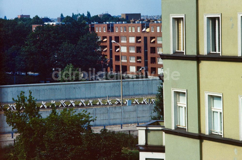 DDR-Fotoarchiv: Berlin - Blick von der Bernauer Straße auf den Mauerstreifen in der DDR in Richtung West-Berlin