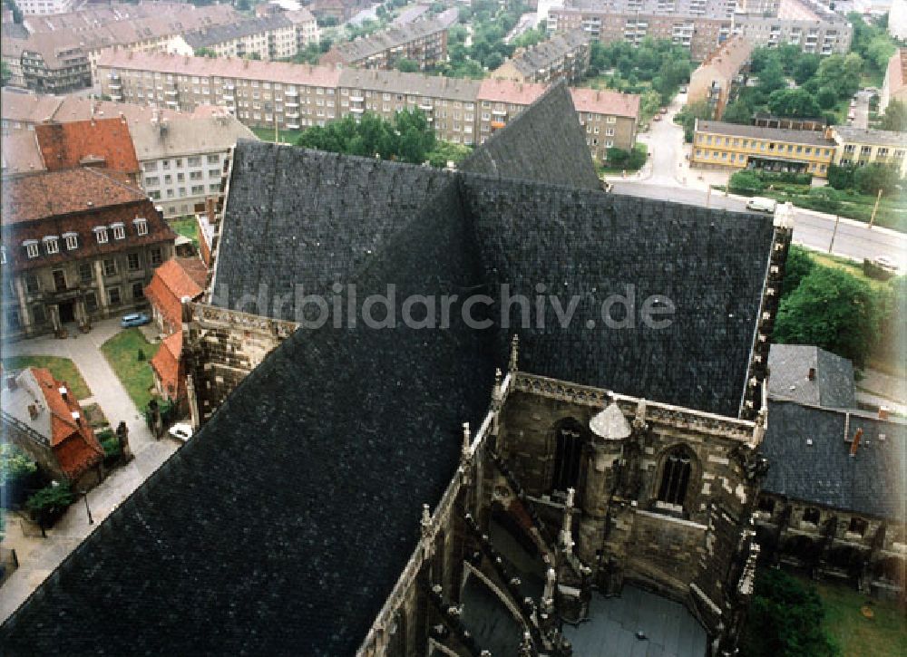 DDR-Fotoarchiv: Halberstadt - Blick auf die dreischiffige Basilika des Halberstädter Doms St. Stephanus in Sachsen-Anhalt 11.06.1992