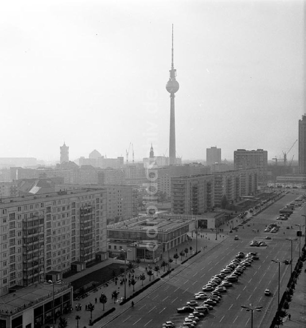 DDR-Bildarchiv: Berlin - Blick vom Haus Berlin auf die Karl- Marx- Allee