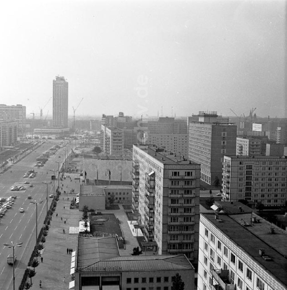 DDR-Fotoarchiv: Berlin - Blick vom Haus Berlin auf die Karl- Marx- Allee