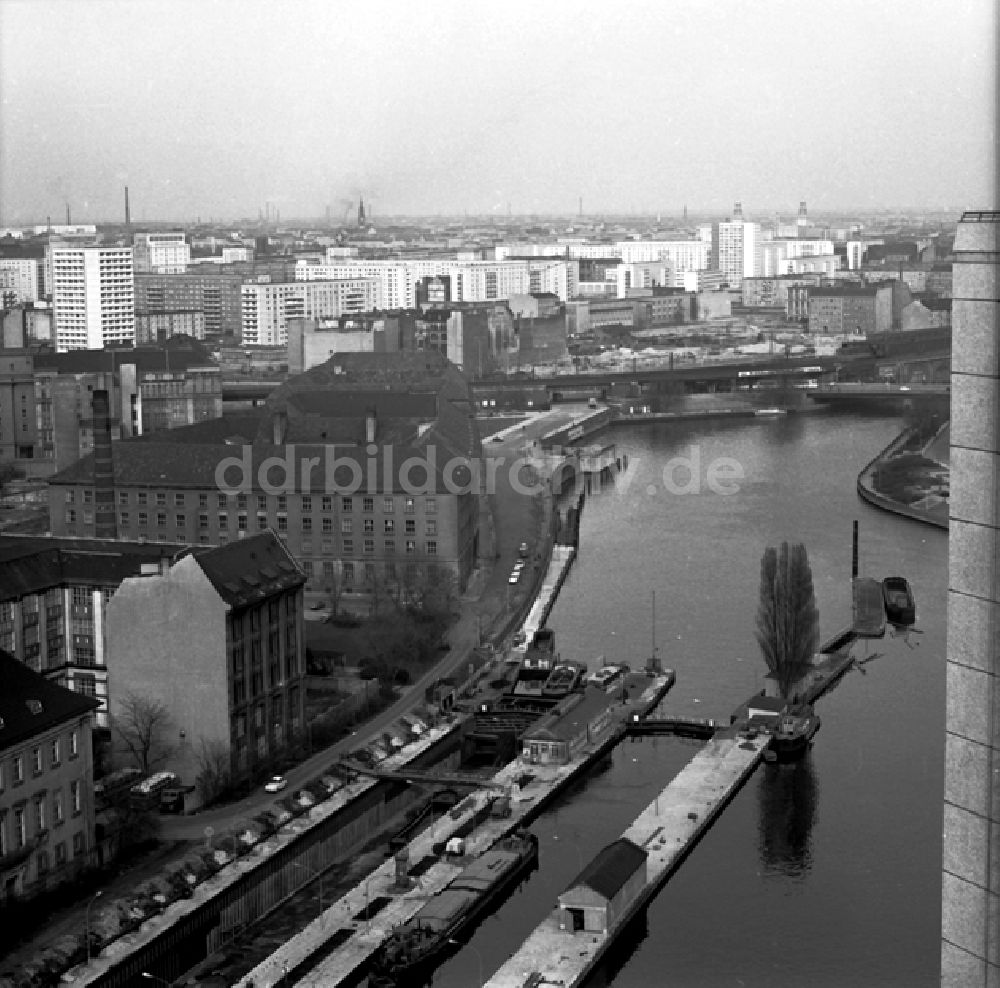 DDR-Bildarchiv: Berlin - Blick auf das Stadtzentrum vom Hochhaus Fischerkietz