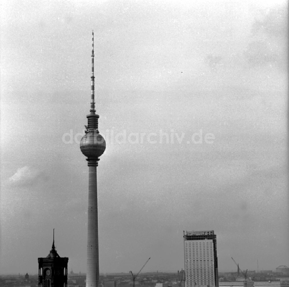 DDR-Fotoarchiv: Berlin - Blick auf das Stadtzentrum vom Hochhaus Fischerkietz